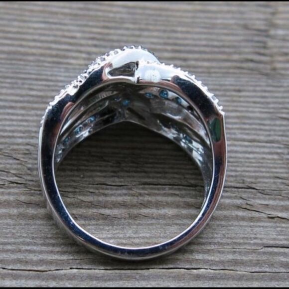 Elegant White Gold Blue Sapphire Wedding Band Ring - Picture 4 of 4